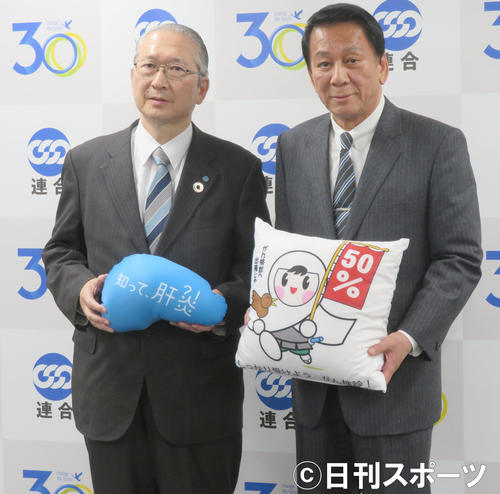 日本労働組合総連合会を表敬訪問した杉良太郎（右）。左は日本労働組合総連合会神津会長（撮影・佐藤成）