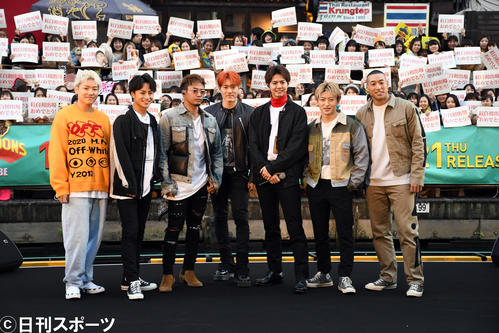 デビュー7周年記念イベントを行ったGENERATIONS。左から小森隼、白浜亜嵐、数原龍友、中務裕太、片寄涼太、佐野玲於、関口メンディー（撮影・大友陽平）