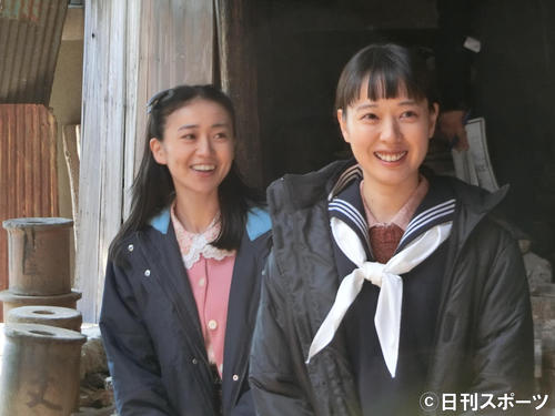 「スカーレット」のロケ取材会で収録リハーサルに臨む戸田恵梨香（右）と大島優子（2019年4月4日撮影）