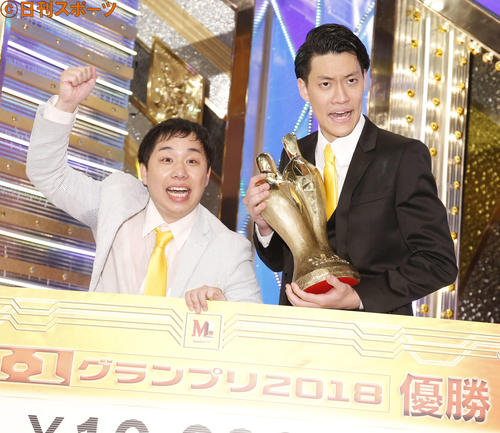 M－1グランプリ2018で優勝した霜降り明星の粗品（右）とせいや（18年12月撮影）
