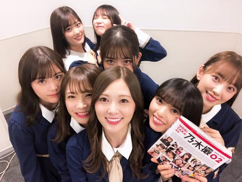 楽屋で「乃木撮　VOL．02」を告知する乃木坂46メンバーたち