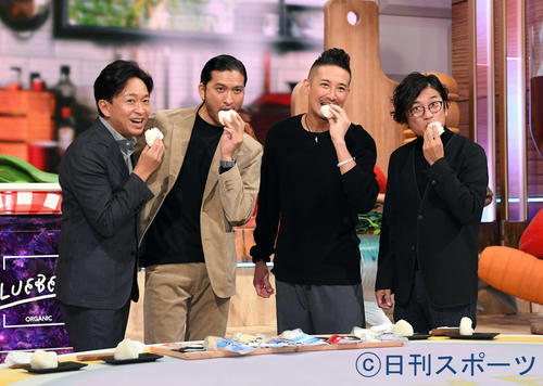 NHKスペシャル「食の起源」に出演するTOKIOは、「おむすび」をほおばり笑顔を見せる。左から城島茂、長瀬智也、松岡昌宏、国分太一（撮影・たえ見朱実）