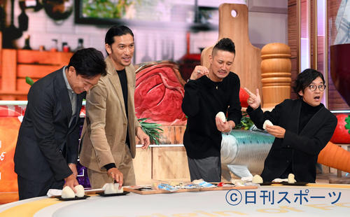 「おむすび」に塩を振る松岡昌宏（中央右）の独特の仕草にびっくりした表情の国分太一。左から城島茂、長瀬智也（撮影・たえ見朱実）