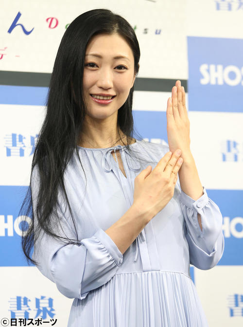 エア指輪を披露し笑顔を見せる壇蜜（撮影・青山麻美）