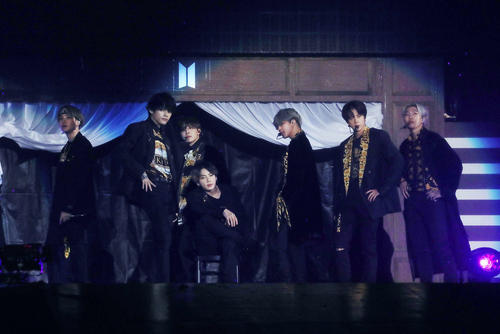 ファンミーティングを開催したBTS。左からシュガ、ブイ、ジェイホープ、ジョングク、ジミン、ジン、RM
