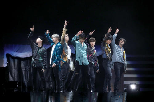 ファンミーティングを開催したBTS。左からシュガ、ジミン、RM、ジョングク、ジェイホープ、ブイ、ジン