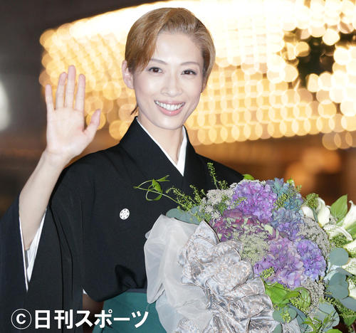 ファンの声援に手を振り応える明日海りお（撮影・中島郁夫）