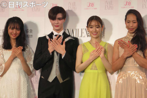 「ネイルクイーン2019」を受賞した、左から大友花恋、Matt、泉里香、野口啓代