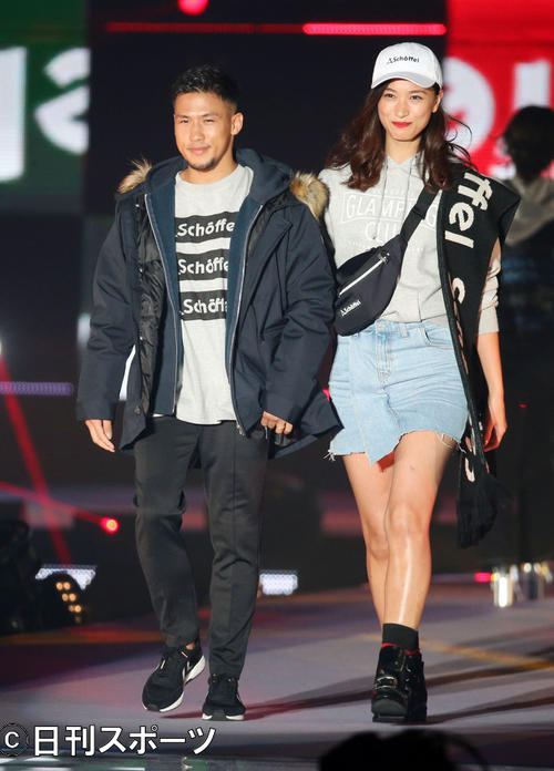 ランウエーを並んで歩く卜部弘嵩（左）と高橋ユウ（１８年９月）