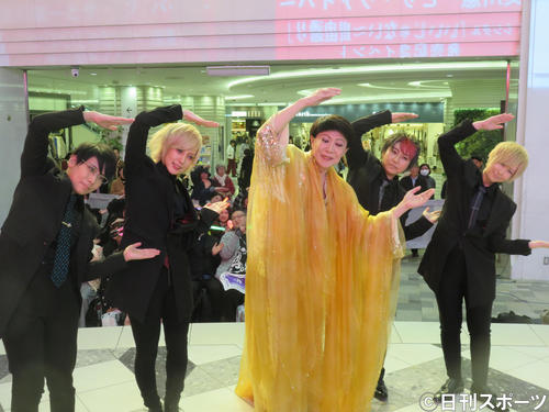 新曲「いいんじゃない～自由通り」のイベントで左から神、春月、美川憲一、優弥、いちる
