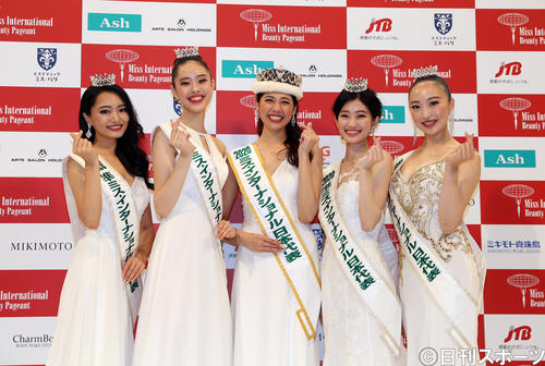 指でハートマークを作るTOP5の人たち。左から石井いぶきさん、簡牛彩苗さん、寺内千穂さん、勝野南美さん、内藤愛さん（撮影・大野祥一）