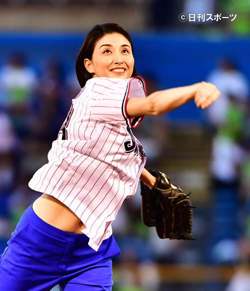 ヤクルト対巨人戦で始球式を行った橋本マナミ(19年9月6日)