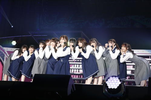 パフォーマンスする乃木坂46の3期生