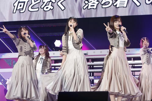 3期生4期生合同でパフォーマンスした乃木坂46。前列左から与田祐希、遠藤さくら、山下美月
