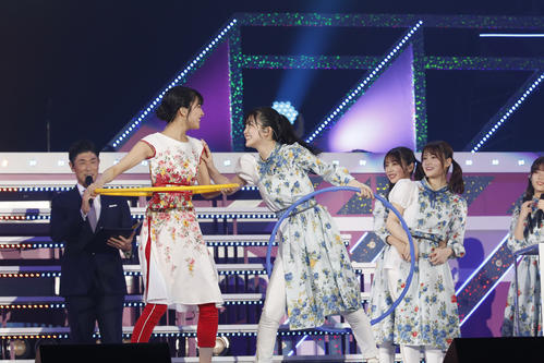 フラフープ対決に臨んだ乃木坂46の3期生と4期生
