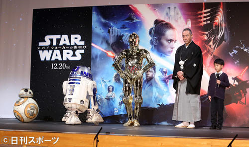 スター・ウォーズ歌舞伎の舞台あいさつを行う、左からBB－8、R2－D2、C－3PO、市川海老蔵、長男勸玄くん（撮影・鈴木正人）
