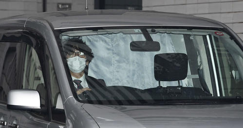 送検される横川直樹容疑者を乗せたと思われる車（撮影・鈴木みどり）