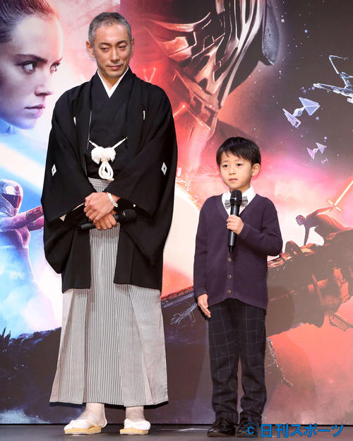 舞台あいさつする市川海老蔵（左）と長男勸玄くん（撮影・鈴木正人）