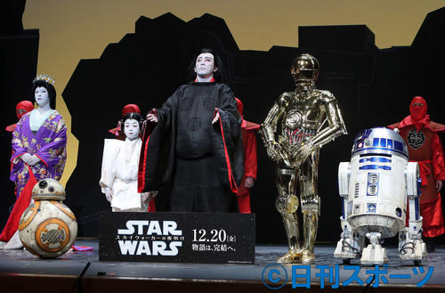 カーテンコールする、左からBB－8、勸玄くん、市川海老蔵、C－3PO、R2－D2（撮影・鈴木正人）
