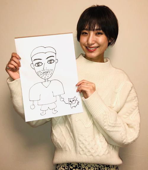 自ら描いた結婚相手の似顔絵を手に笑顔を見せる出岡美咲