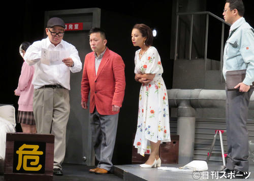 15年ぶり舞台に臨む三船美佳（左から3人目）と、ダブル主演の（左から）矢野・兵動の兵動大樹、桂吉弥（撮影・村上久美子）
