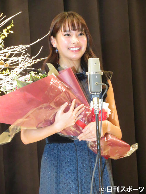 山路ふみ子新人女優賞の受賞スピーチをする関水渚