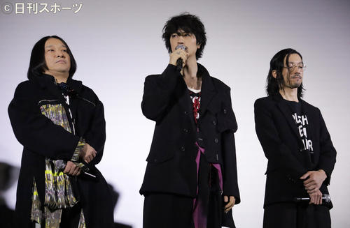舞台あいさつする左から永野、斎藤工、金子ノブアキ（撮影・中島郁夫）