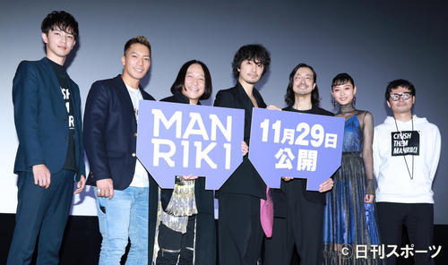 舞台あいさつする左から三田尚人、SWAY、永野、斎藤工、金子ノブアキ、小池樹里杏、清水康彦監督（撮影・中島郁夫）