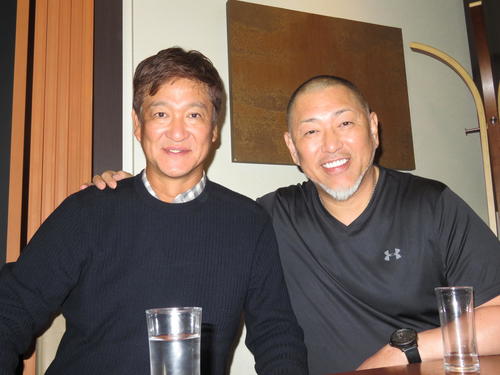片岡篤史氏（左）と笑顔を見せる清原和博氏