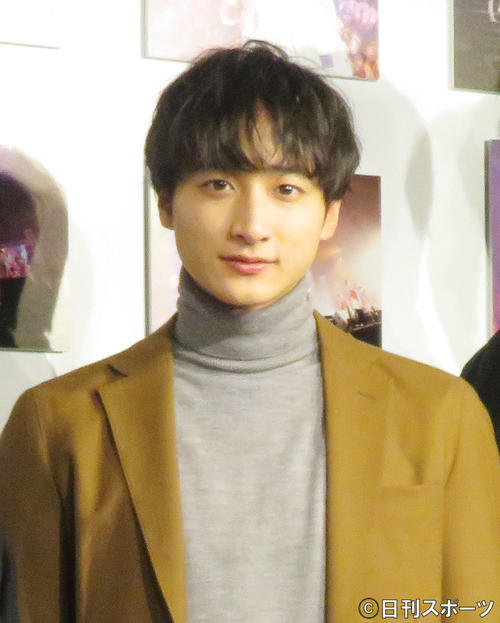 「15th　Anniversary　SUPER　HANDSOME　MUSEUM」開催記念の囲み取材に応じた小関裕太（撮影・佐藤成）