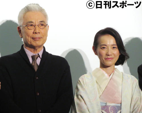 映画「漫画誕生」舞台挨拶に出席したイッセー尾形（左）と篠原ともえ（撮影・佐藤成）