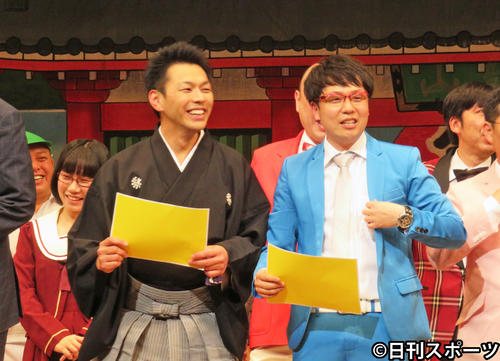 漫才大会の「王座決定戦」で初の王座になった母心の嶋川武秀（左）と関あつし（撮影・林尚之）