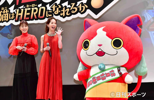 「映画　妖怪学園Y　猫はHEROになれるか」の舞台あいさつに臨むピンク・レディー。右はジバニャン（撮影・小沢裕）