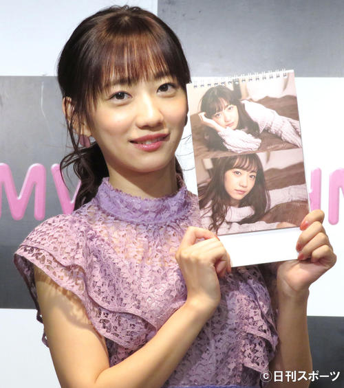 「関根優那2020年カレンダー」発売イベントに出席しお気に入りショットを見せる関根優那（撮影・佐藤成）