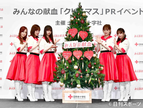 「みんなの献血」クリスマスPRイベントに臨んだ乃木坂46の、左から星野みなみ、山下美月、齋藤飛鳥、堀未央奈、与田祐希（撮影・小沢裕）