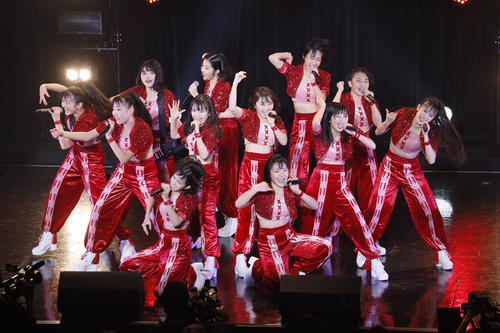 単独ライブ「LIVE　BEYOOOOONDS1St」でパフォーマンスをするBEYOOOOONDSのメンバー（外部提供）