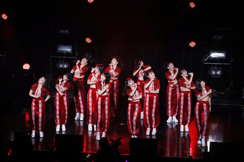単独ライブ「LIVE　BEYOOOOONDS1St」でパフォーマンスをするBEYOOOOONDSのメンバー（外部提供）