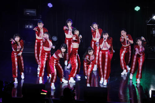 単独ライブ「LIVE　BEYOOOOONDS1St」でパフォーマンスをするBEYOOOOONDSのメンバー（外部提供）