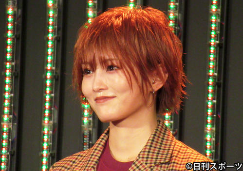 ＮＭＢ48古賀成美の卒業セレモニーで、スピーチを聞く山本彩（撮影・星名希実）