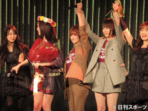 NMB48古賀成美（左から2番目）の卒業セレモニーに出演した山本彩（中央）（撮影・星名希実）
