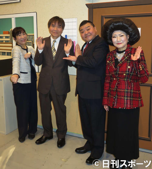 35年ぶり吉本新喜劇へ復帰した佐藤武志（左から2人目）は、出演後（左から）妻の浅香あき恵、川畑泰史座長、ベテラン末成由美と取材に応じた（撮影・村上久美子）