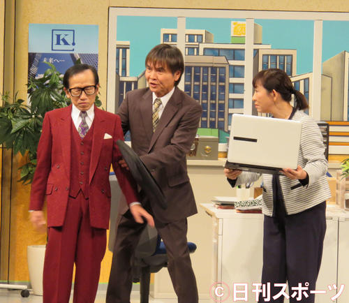 35年ぶりに吉本新喜劇座員として復帰し、舞台出演した元Wヤングの佐藤武志（中央）は、妻の浅香あき恵（右端）や、Mr．オクレと熱演（撮影・村上久美子）