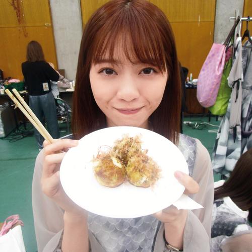 たこ焼きを持って笑顔を見せる西野七瀬。中村麗乃が撮影した