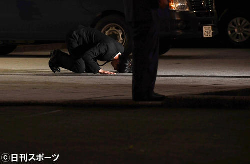保釈され報道陣の前で土下座する田口淳之介（2019年6月7日撮影）
