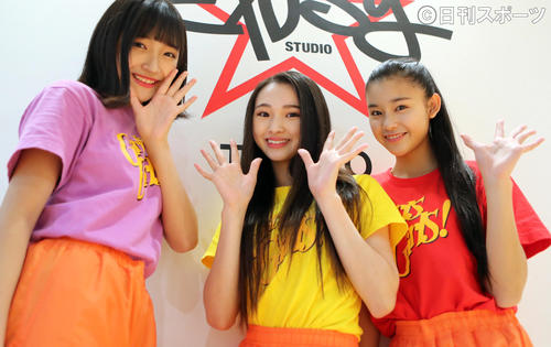 笑顔で手を振るガールズガールズの、左から小川桜花、山口綺羅、石井蘭（撮影・鹿野芳博）