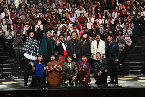 TBS系「クリスマスの約束2019」の収録に参加した、前列左から矢井田瞳、熊木杏里、和田唱、松崎ナオ、清水翔太、後列左から常田真太郎、大橋卓弥、KAN、小田和正、JUJU、水野良樹、根本要