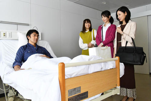 左から入院した桑野信介（阿部寛）と見舞いに来た戸波早紀（深川麻衣）田中有希江（稲森いずみ）吉山まどか（吉田羊）（C）カンテレ