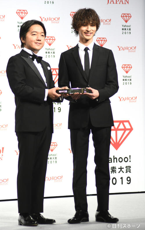「Yahoo！検索大賞2019」で大賞を受賞した横浜流星。左はヤフーの宮沢弦取締役（撮影・大友陽平）