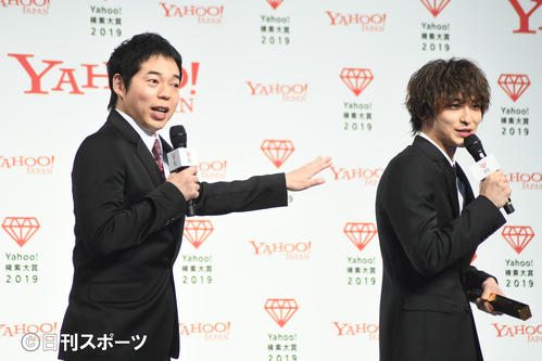 「Yahoo！検索大賞2019」で大賞を受賞した横浜流星（右）の背中の筋肉をほめる今田耕司（撮影・大友陽平）