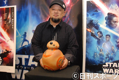 信楽焼「BB－8」を手にする浜中宣秀さん（撮影・松浦隆司）